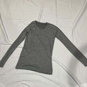 Lululemon Size 10 Swiftly Long Sleeve Hip Length (rip tag removed) in EUC